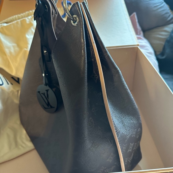 Louis Vuitton Carmel Bag. Like new with box and dust bag. Great large bag! - Picture 6 of 6